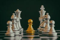 Ein Schachbrett mit Figuren.