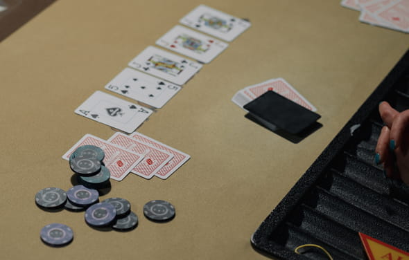 Poker ist kein Glücksspiel wie die anderen auf dieser Seite aufgeführten Games. Erfahrung, Können und Nervenstärke zahlen sichbei Cash Games und Turnieren gegen andere Spieler aus.