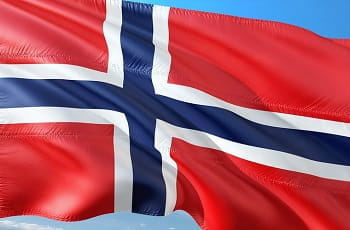 Eine norwegische Flagge im Wind.