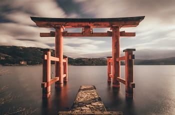 Ein japanischer Shinto-Schrein im Wasser.