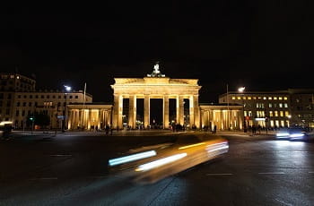 Das Brandenburger Tor in Berlin bei Nacht.