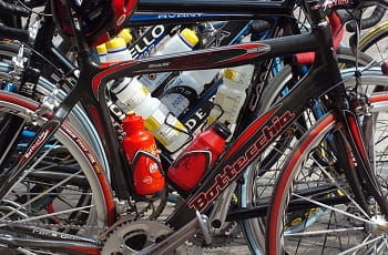 Rennräder stehen aufgereiht bei der Tour de France.