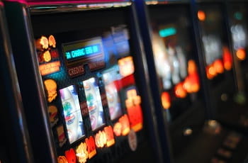 Leuchtende Spielautomaten-Displays in einem Casino.