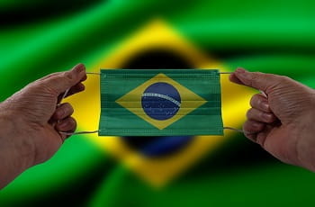 Eine brasilianische Flagge als Nasen-Mundschutz.