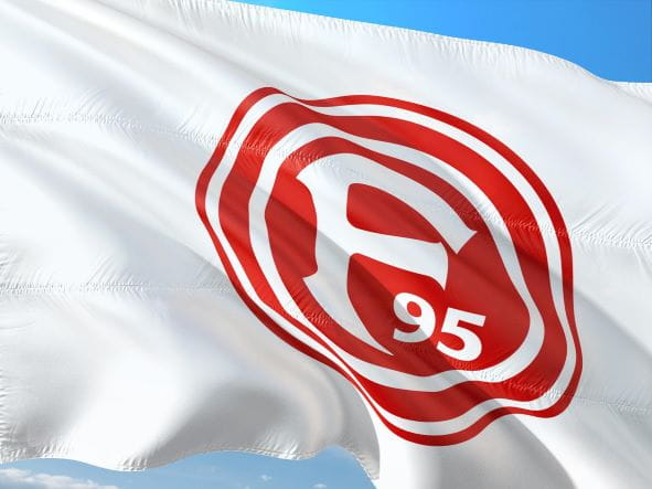 Die Fahne von Fortuna Düsseldorf weht im Wind.