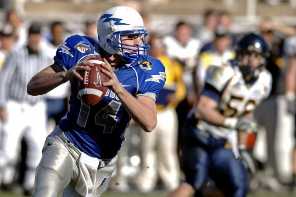 Ein Footballspieler ist im Begriff einen Pass zu werfen.