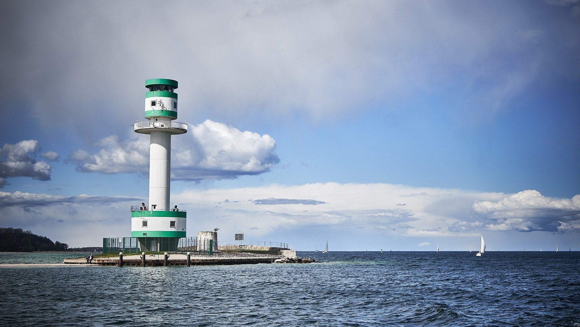 Aufnahme des bekannten Leuchtturms Falkenstein in Kiel.