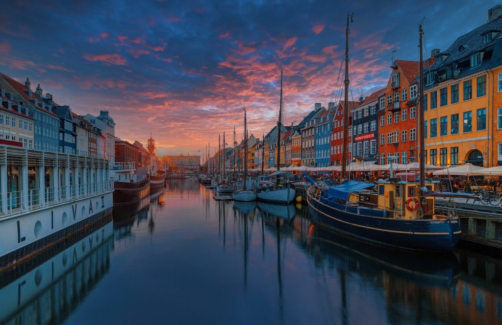 Aufnahme eines Kanals in Kopenhagen, Dänemark.