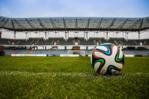 Aufnahme eines Fußballs in einem Fußball-Stadion.