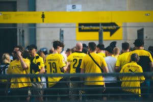 Foto von Borussia Dortmund Fans vor dem Signal Iduna Park