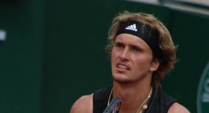 Bild des deutschen Tennisspielers Alexander Zverev auf einem Tennisplatz 