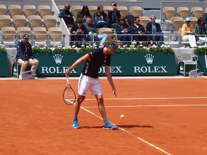 Foto des deutschen Tennisspielers Alexander Zverev auf einem Tennisplatz 