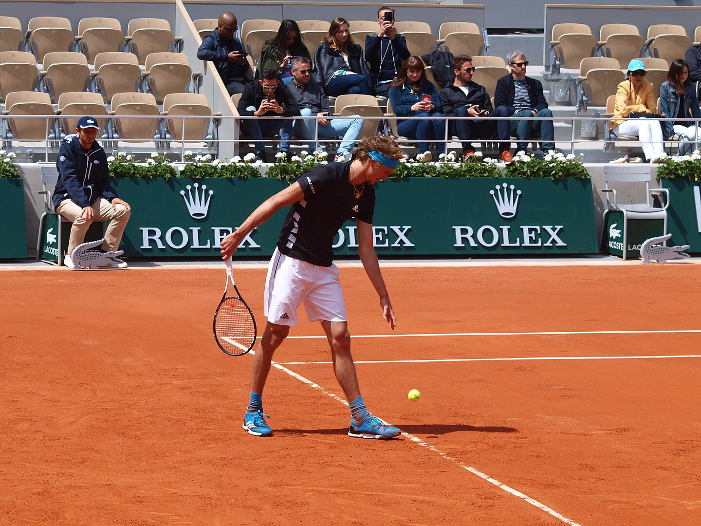 Foto des deutschen Tennisspielers Alexander Zverev auf einem Tennisplatz