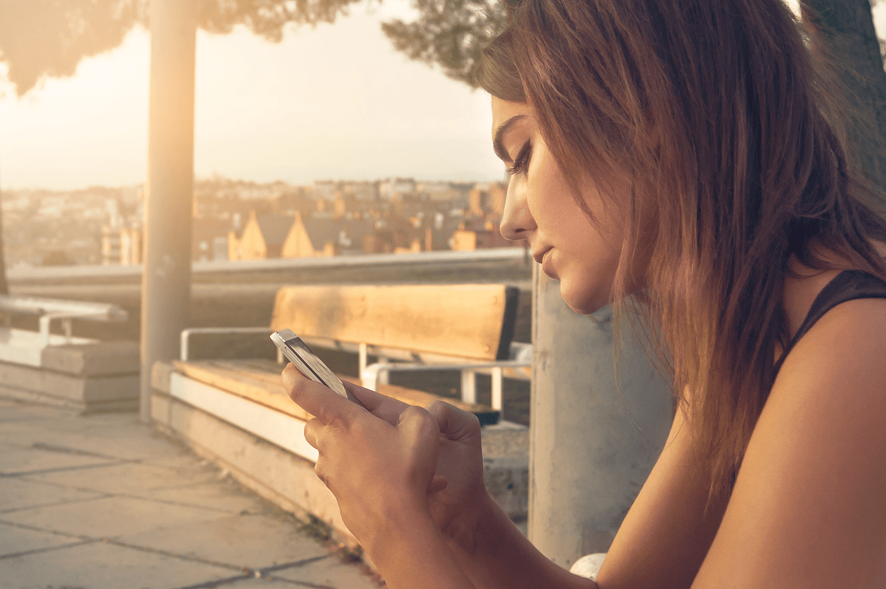 Eine Frau schaut auf den Bildschirm ihres Smartphones