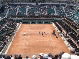 Foto einer Tennisarena bei den French Open in Paris.