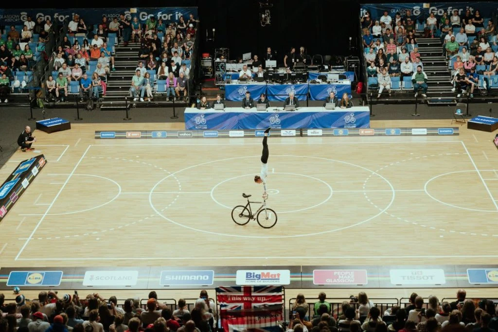 Aufnahme von der zweiten Runde der diesjährigen Weltmeisterschaft im Kunstradfahren in Österreich.
