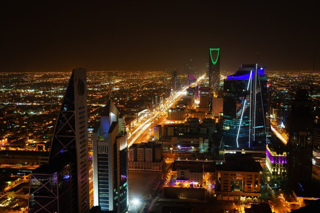 Aufnahme von Riad, Saudi-Arabien, bei Nacht.