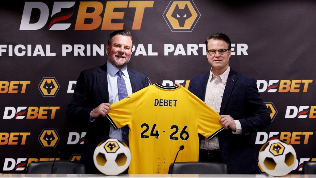 Aufnahme von Verantwortlichen der Wolverhampton Wanderers zusammen mit Vertretern des Glücksspiel-Anbieters DEBET.