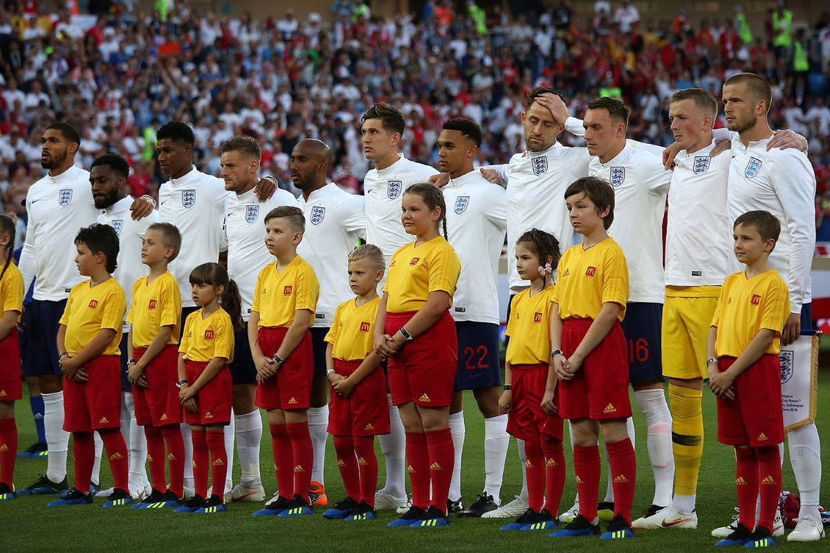 Foto der englischen Nationalmannschaft auf dem Rasen in einem Fußballstadion