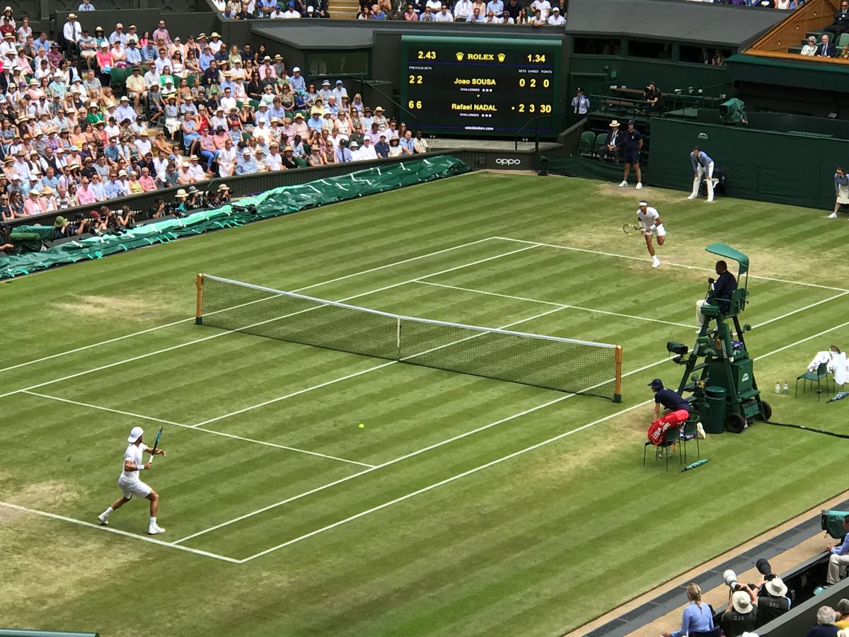 Ein Tennisspiel in einem Tennisstadion in Wimbledon