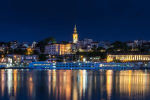 Luftaufnahme der Stadt Belgrad in Serbien bei Nacht