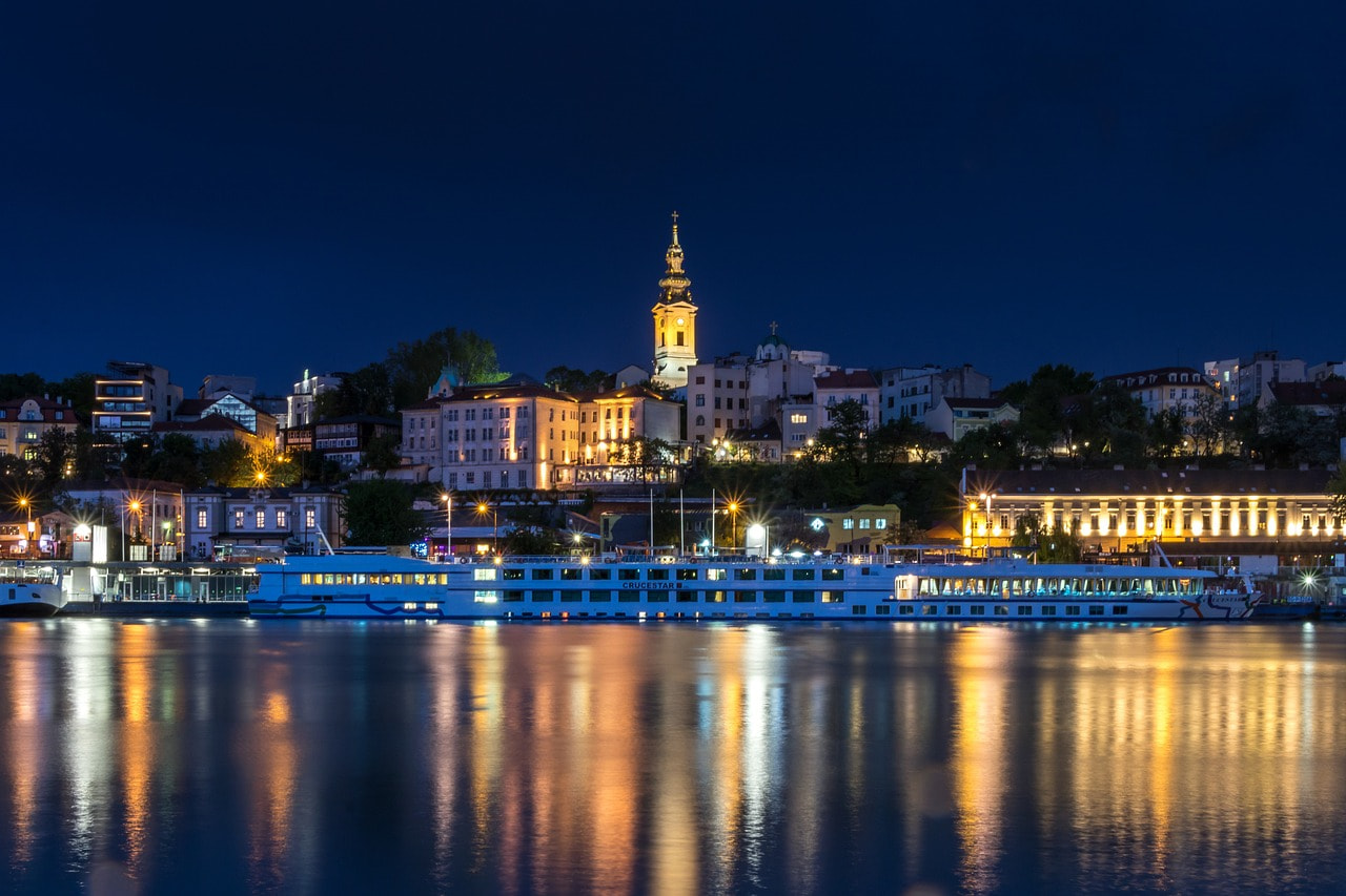 Luftaufnahme der Stadt Belgrad in Serbien bei Nacht