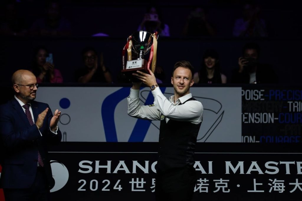 Aufnahme von Judd Trump nach dem Gewinn der Shanghai Masters 2024.