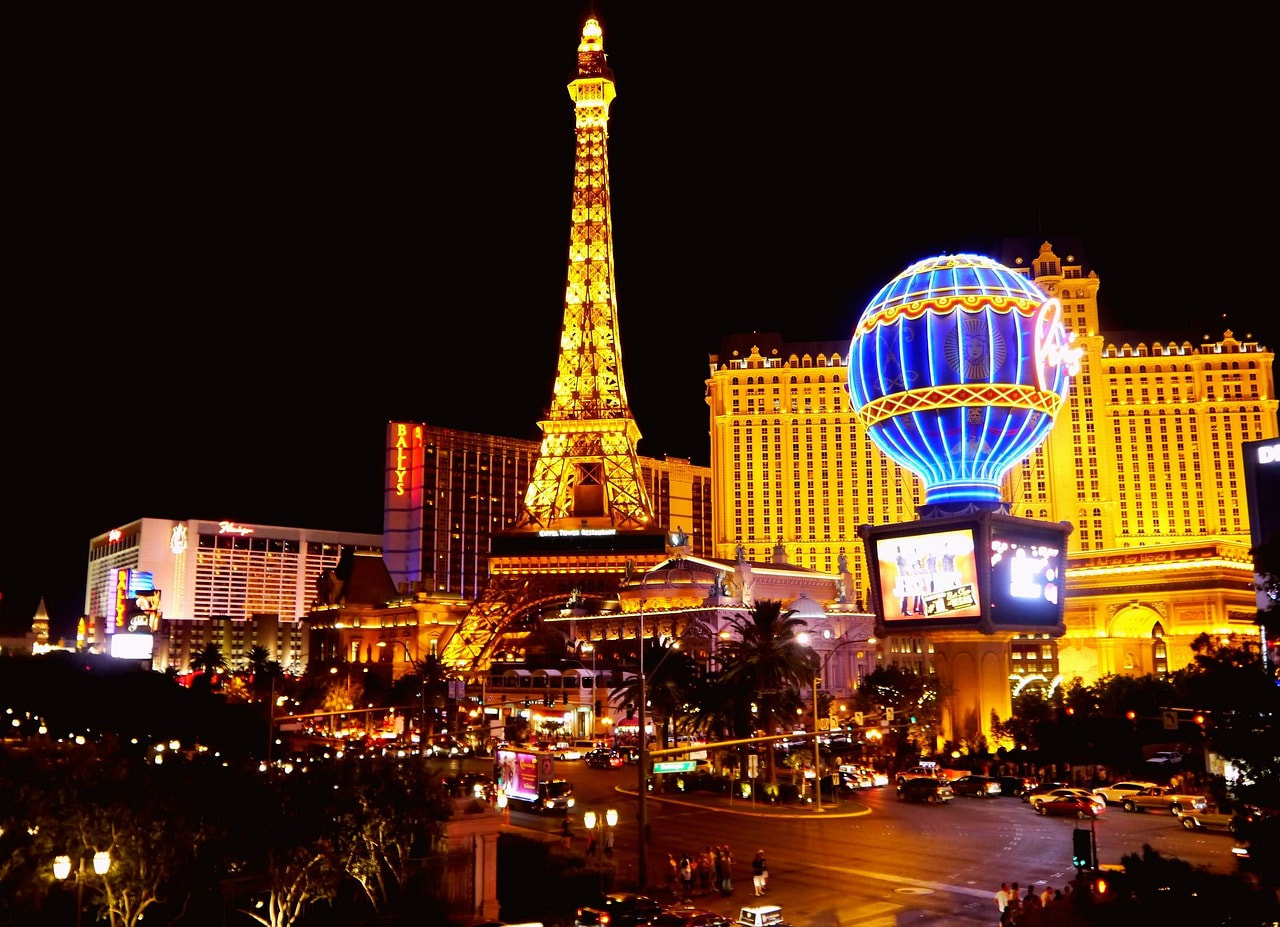 Aufnahme der Skyline von Las Vegas bei Nacht.