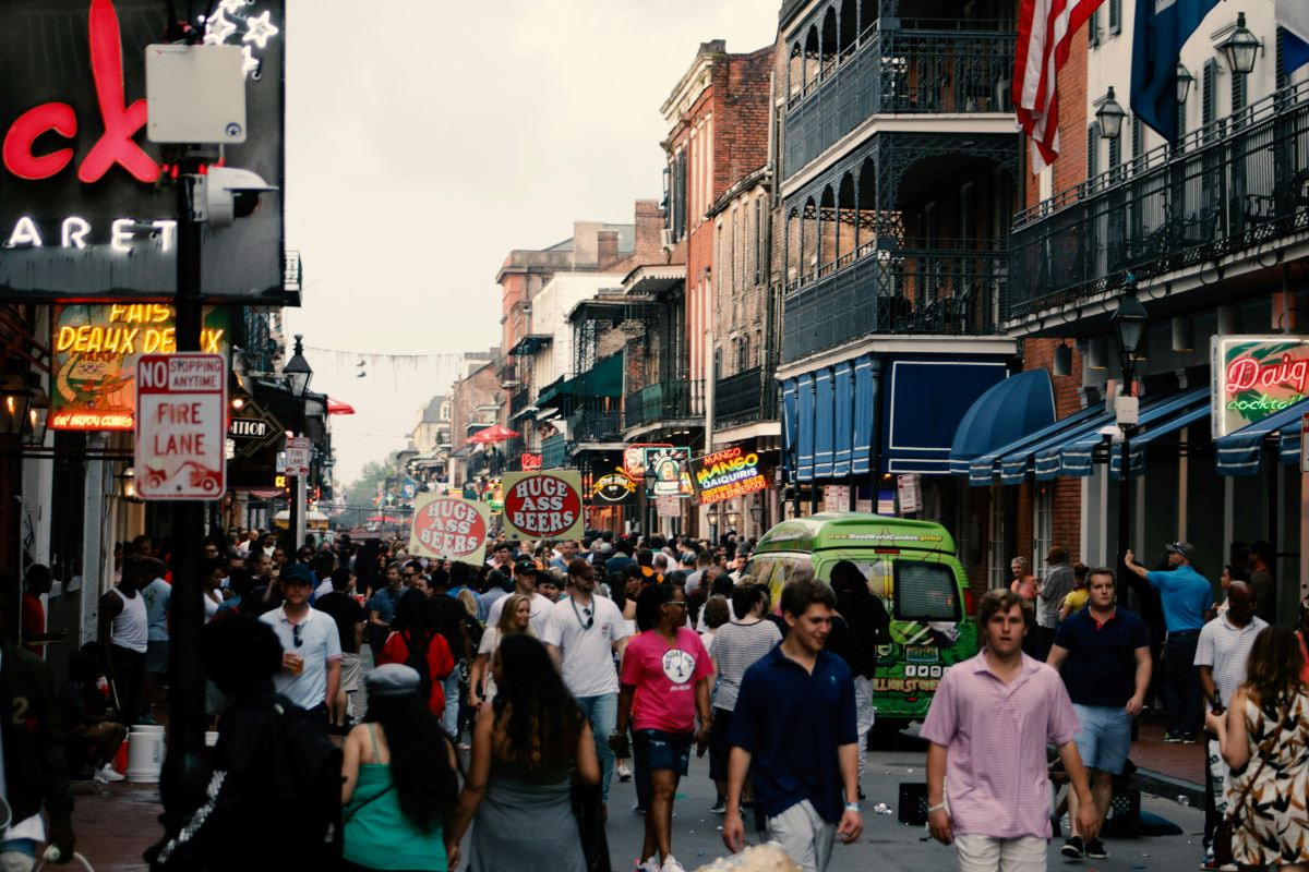 Straße und Menschen in New Orleans, Louisiana. 