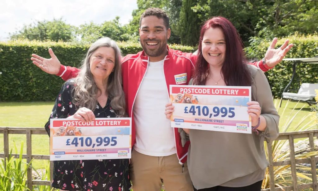 Aufnahme von Sally Maudlin und ihrer Tochter nach dem Gewinn bei der Postcode Lotterie.