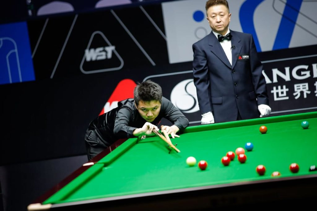 Aufnahme von Zhou Yuelong im Spiel gegen Kyren Wilson.