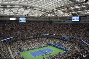 Foto des Arthur Ashe Stadium bei den US Open mit geschlossenem Dach 