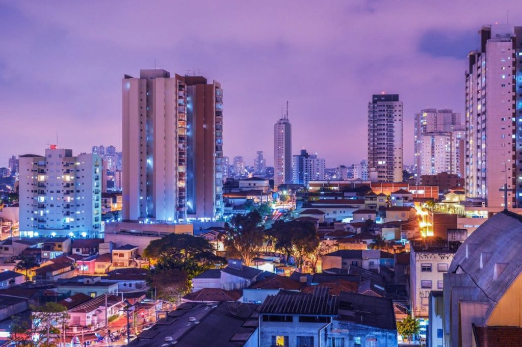 Nachtaufnahme einer Stadt in Brasilien.