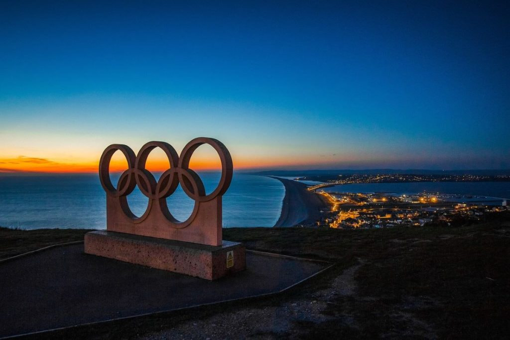 Aufnahme der Olympischen Ringe bei Nacht.