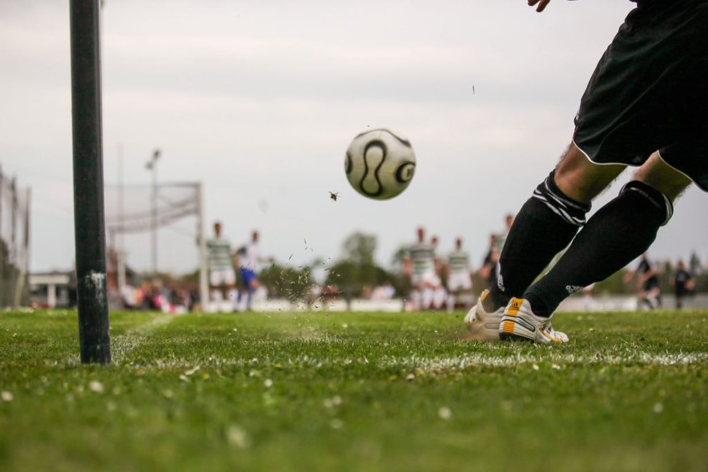 Aufnahme einer geschossenen Ecke auf einem Fußball-Platz.