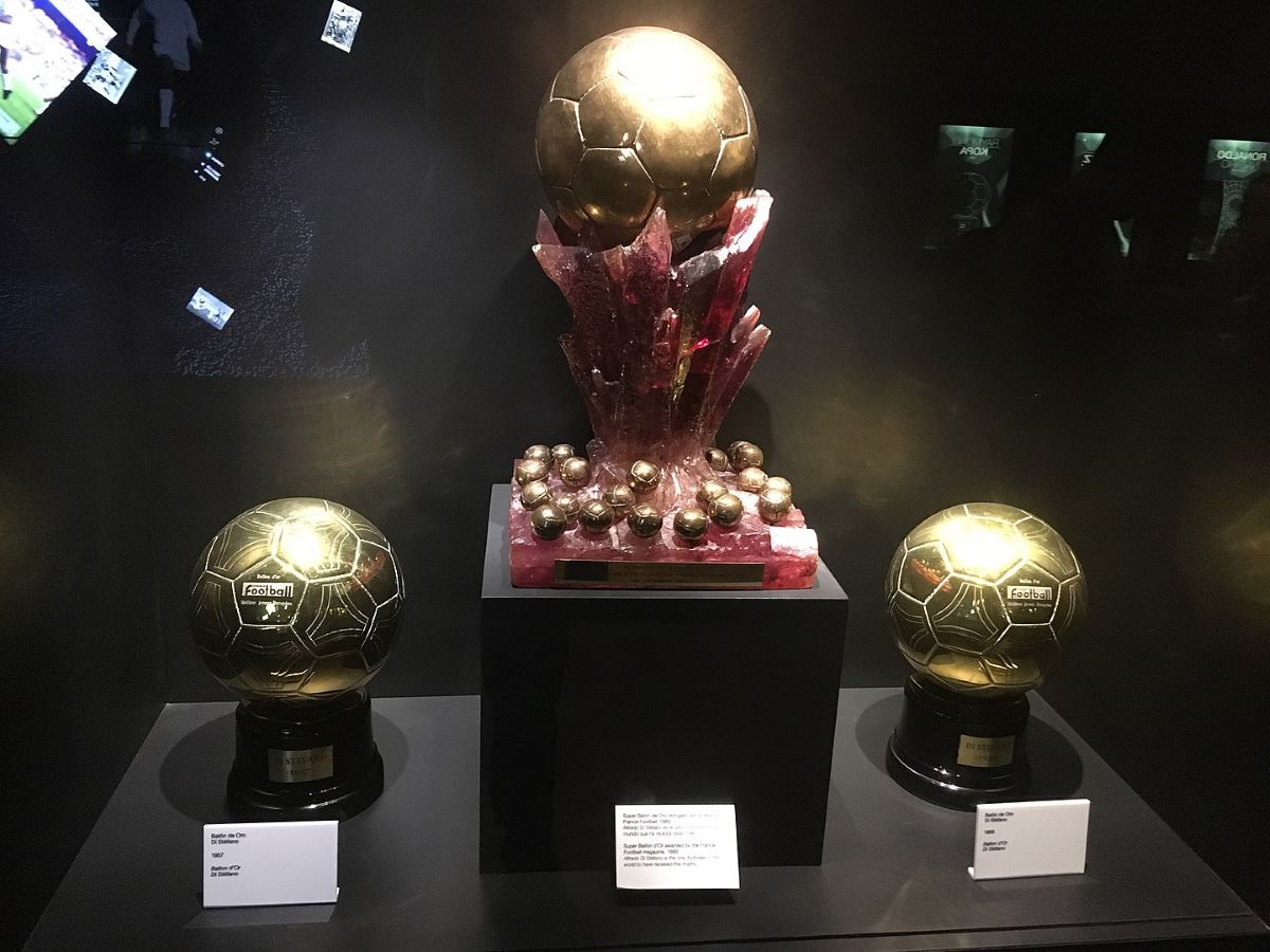 Der Súper Ballón d’Or und die zwei kleineren Ballon d’Ors in einer Vitrine.