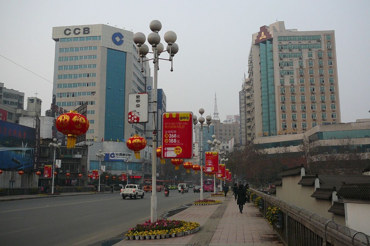 Foto einer Straße in der chinesischen Stadt Luzhou