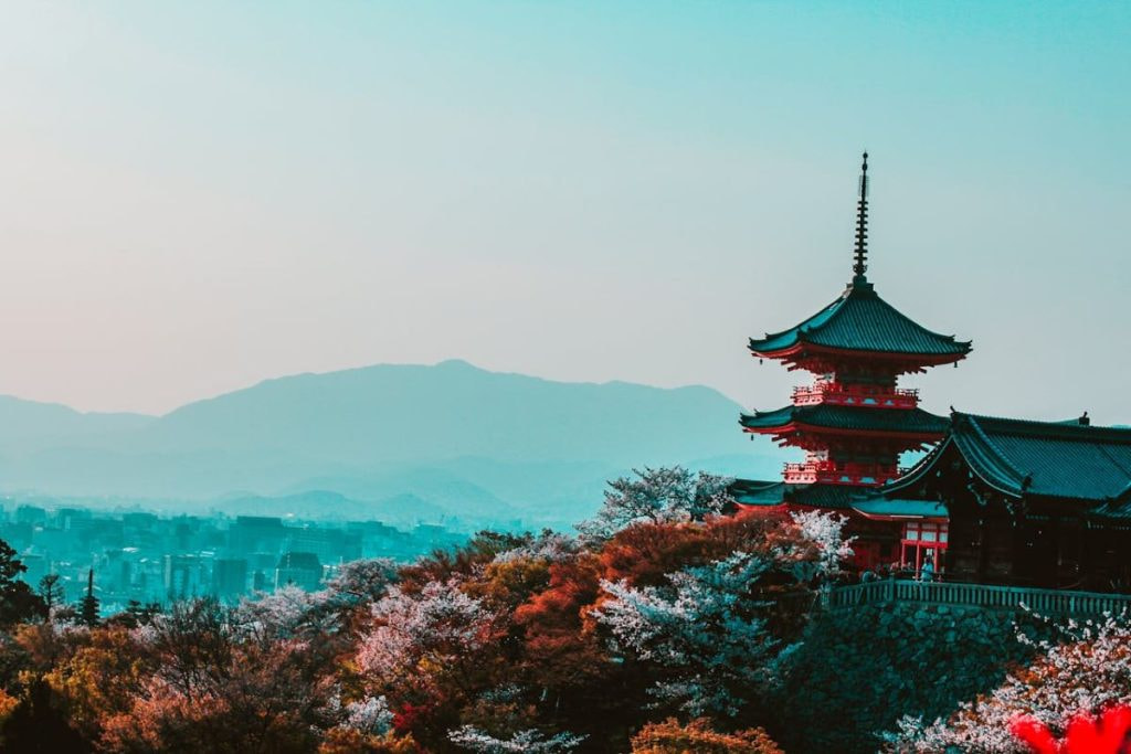 Tempel und Bäume in Japan.