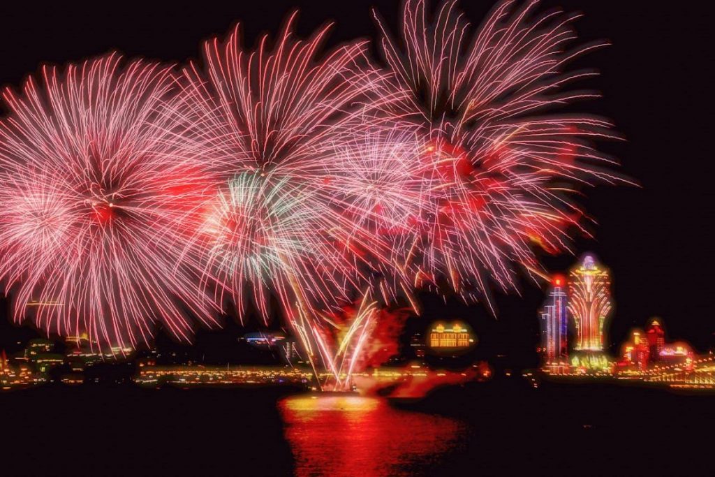 Skyline von Macau mit Grand Lisboa und Feuerwerk.