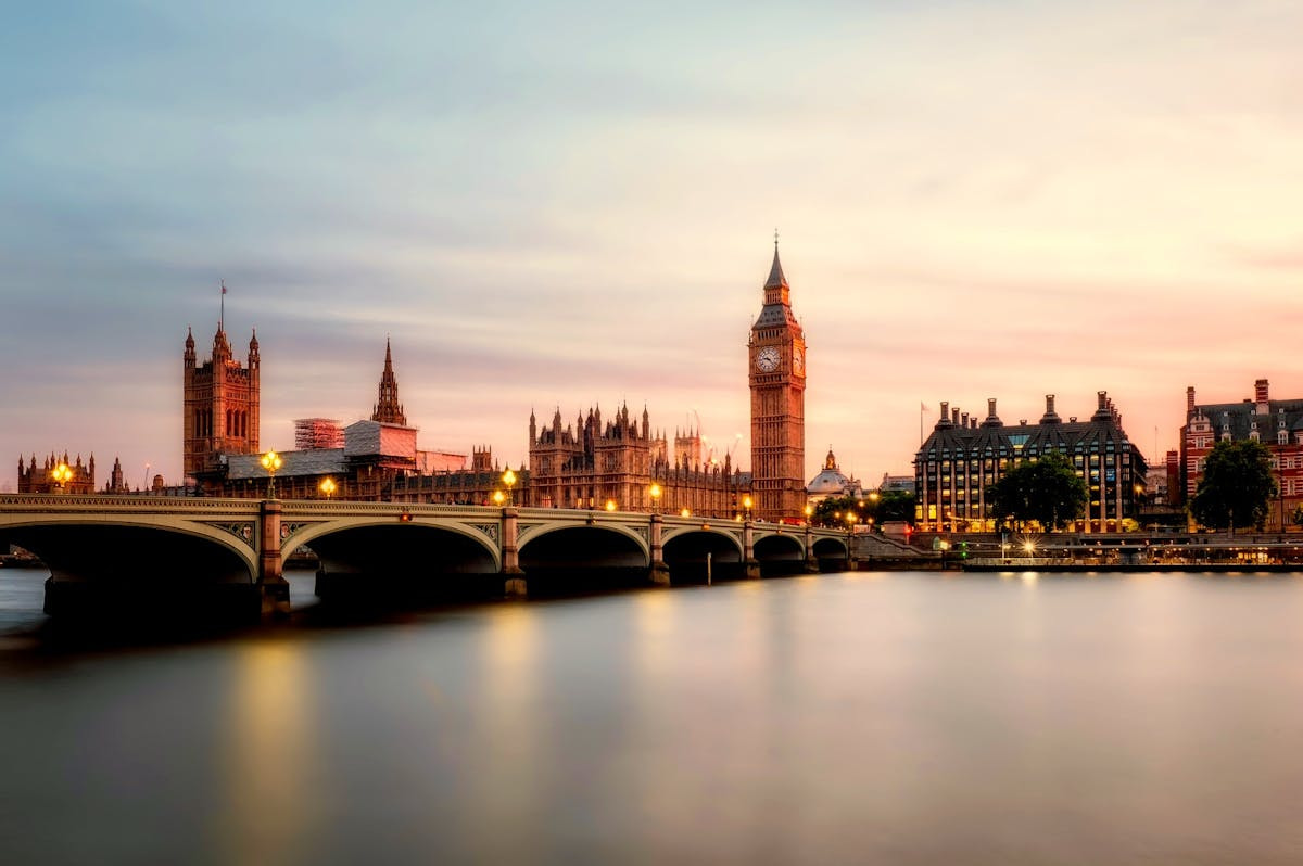 Blick über die Themse auf den Big Ben.