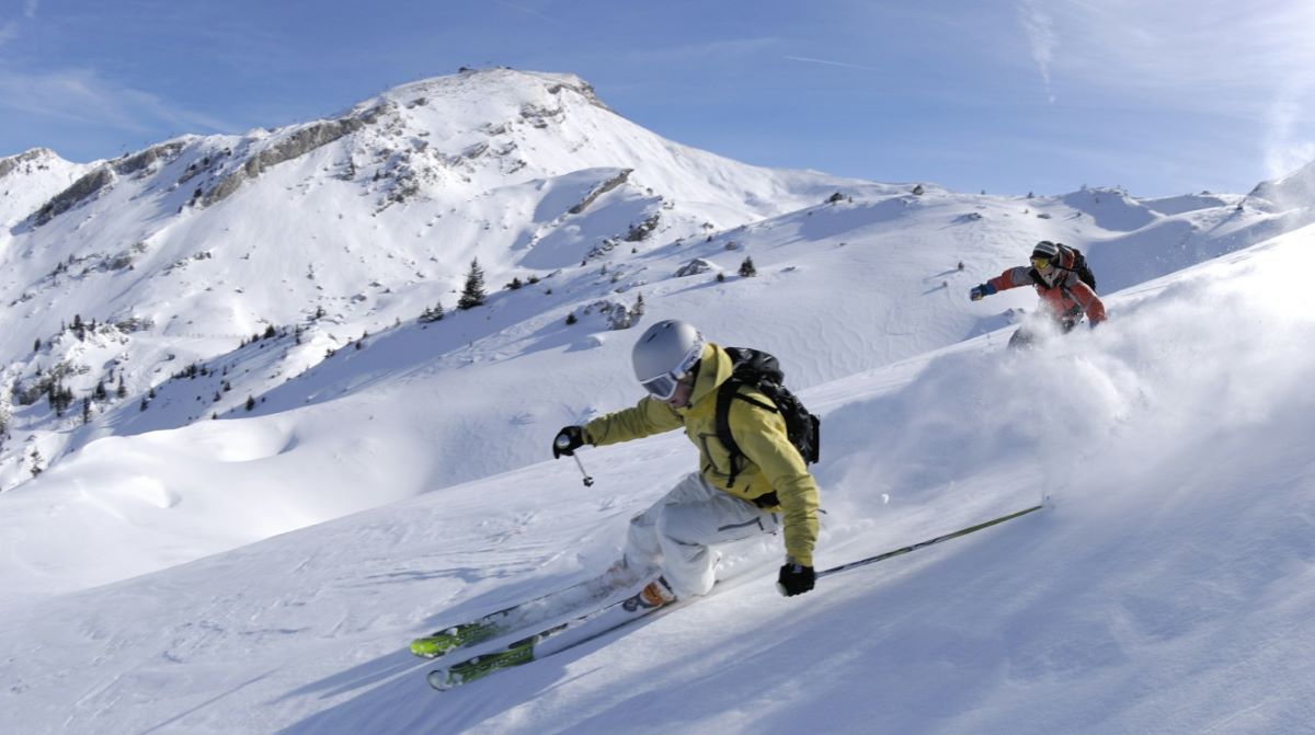 Skifahrer auf einem Berg mit Schnee