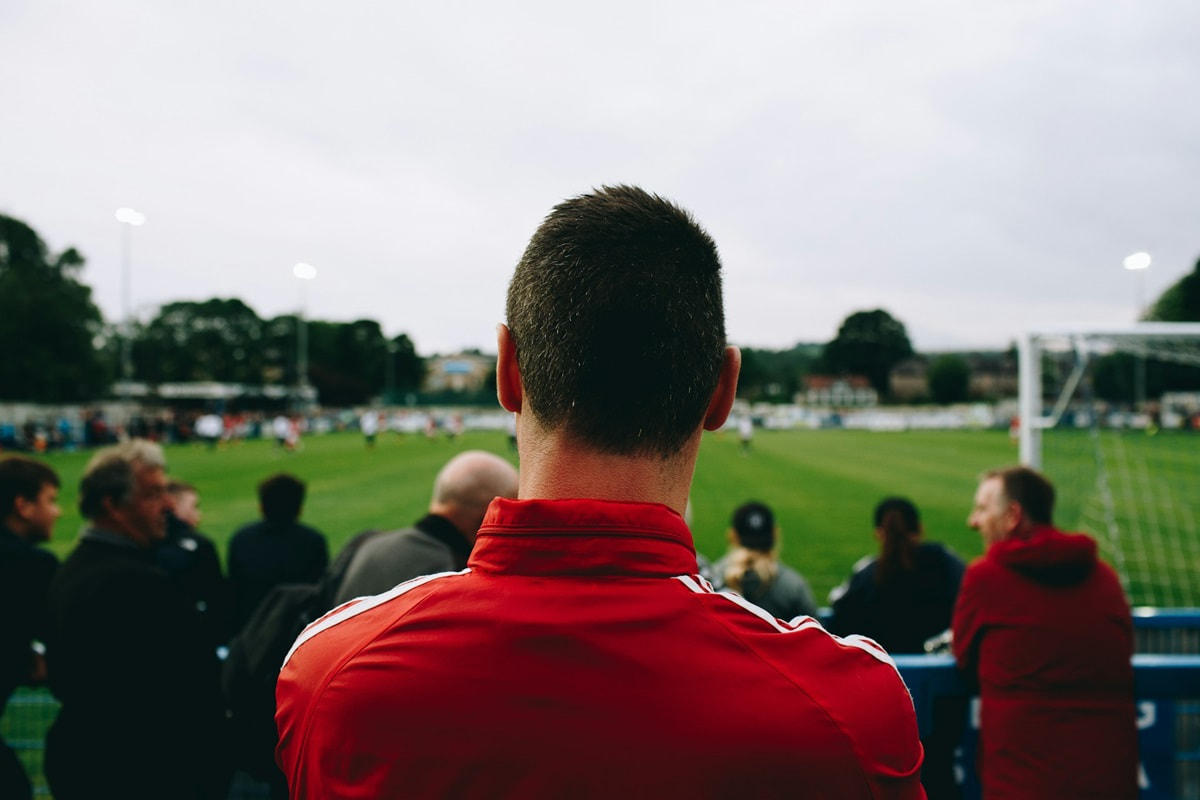 Zuschauer bei einem Amateurfußballspiel