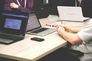 Aufnahme von mehreren Personen mit Laptops in einem Büro.