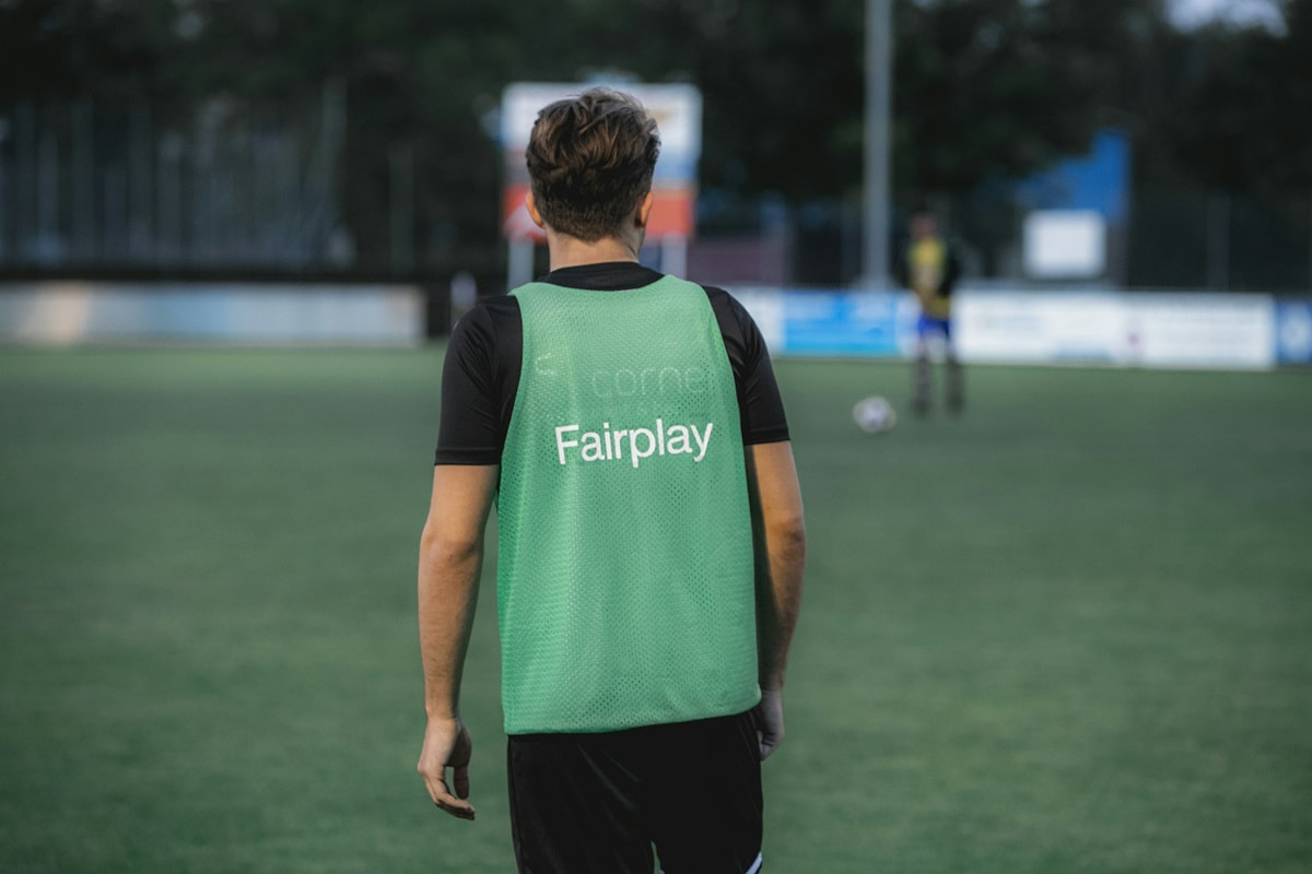 Ein Spieler mit Fairplay-Schriftzug auf dem Trainingsleibchen