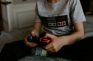 Ein Jugendlicher spielt Nintendo Switch