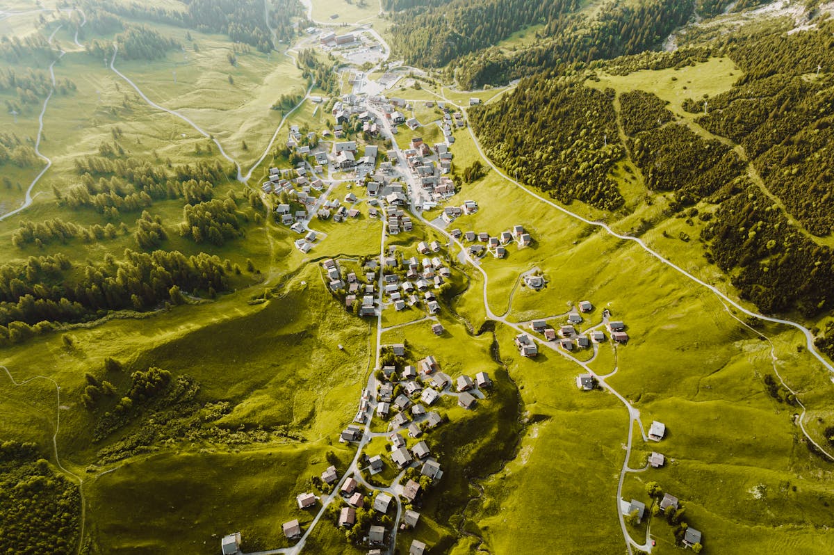 Dorf in einem Tal in Liechtenstein.