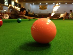 Aufnahme eines pinkfarbenen Snooker-Balls auf einem Snooker-Tisch.