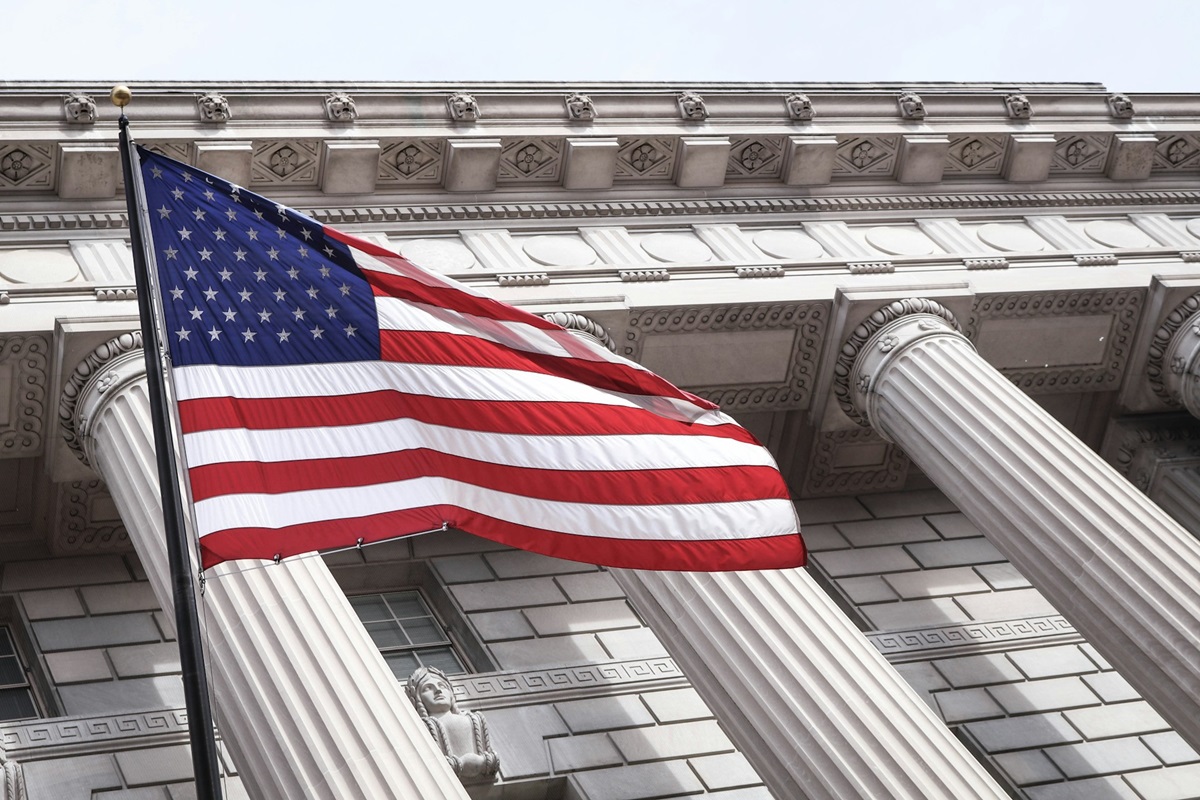 USA-Flagge vor dem Weißen Haus