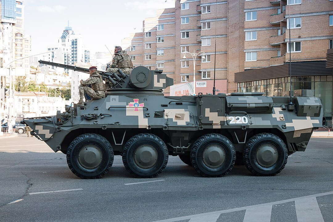 Gepanzertes Fahrzeug auf ukrainischer Straße.