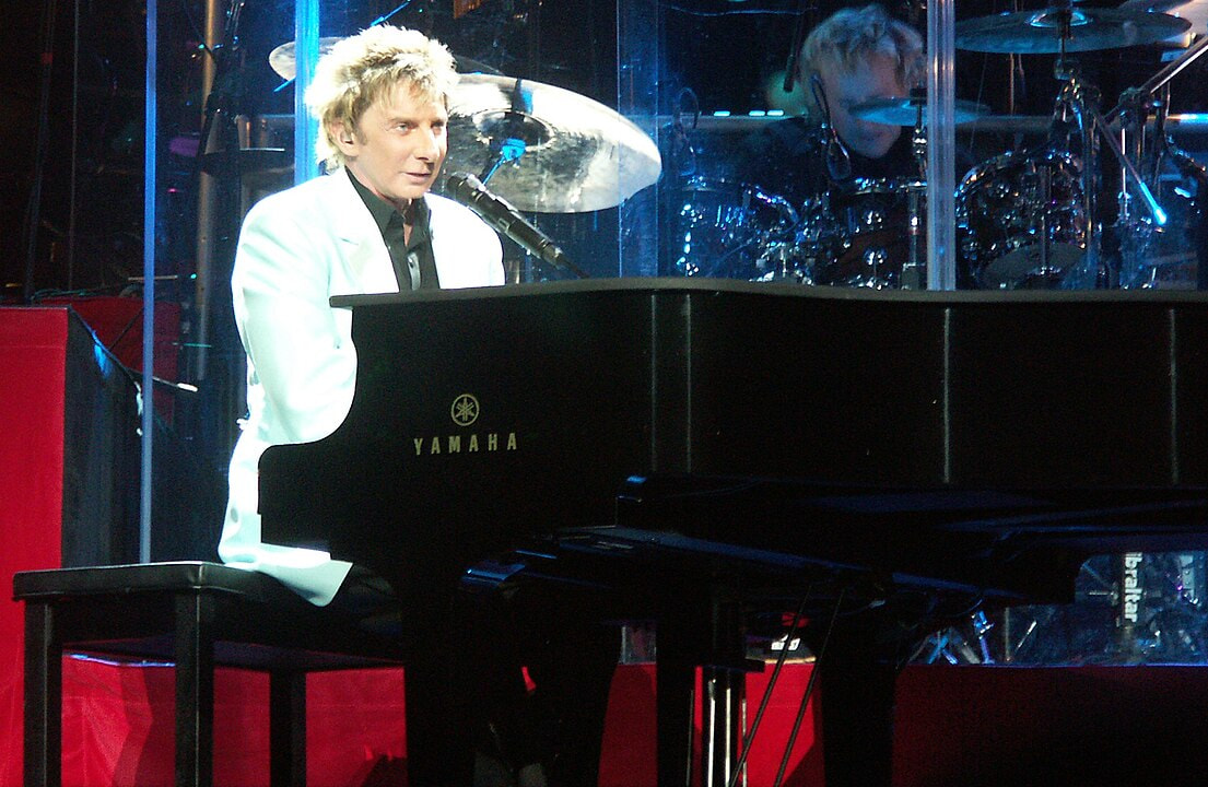 Barry Manilow am Piano.